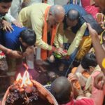 बाबा बैद्यनाथ धाम मंदिर में बाबा का जलाभिषेक