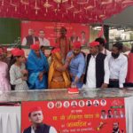 सपा के राष्ट्रीय अध्यक्ष अखिलेश के जन्मदिवस पर सुपेला घड़ी चौक पर सपा कार्यकर्ताओं ने राहगिरों को खिलाया पुड़ी सब्जी व हलवा