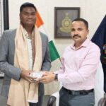 यूपीएससी परीक्षा उत्तीर्ण करने पर ग्राम परसवानी जिला धमतरी के डायमंड सिंह ध्रुव का एसपी धमतरी द्वारा SP कार्यालय में सम्मान…