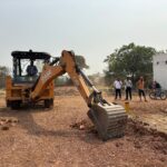 निगम जोन 6 नगर निवेश विभाग द्वारा भाठागांव भर्रीखार में लगभग 1 एकड़ निजी भूमि पर की जा रही अवैध प्लाटिंग पर निर्मित की गयी अवैध मुरूम रोड को काटकर तत्काल लगायी कारगर रोक…