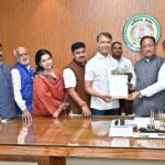 स्वदेशी जागरण फाउंडेशन की इकाई भारतीय विपणन विकास केंद्र *CBMD* द्वारा आयोजित होने वाले स्वदेशी मेला के संदर्भ में आयोजन प्रतिनिधिमंडल ने छत्तीसगढ़ के माननीय मुख्यमंत्री विष्णु देव साय जी से सौजन्य भेंट की। 