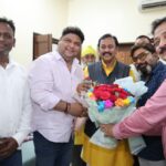 भाजपा के वरिष्ठ नेता एवं दुर्ग सांसद आदरणीय श्री विजय बघेल जी को उनके जन्मदिन के अवसर पर भिलाई ट्रक ट्रेलर ट्रांसपोर्टर्स एसोसिएशन के पदाधिकारियों एवं सदस्यों ने उनसे मुलाकात कर हार्दिक बधाई एवं शुभकामनाएँ प्रेषित की।