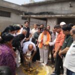रायपुर उत्तर विधायक पुरंदर मिश्रा ने वार्ड 48 पार्षद महेश ध्रुव और वार्डवासियों सहित वार्ड 48 में लगभग 33 लाख की लागत से चार भिन्न स्थानों पर नवीन विकास कार्य करवाने भूमिपूजन कर दी शानदार सौगात…