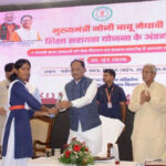 मुख्यमंत्री के हाथों मेधावी छात्रा को मिली 2 लाख रुपये की सहायता…