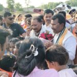 मुख्यमंत्री जी… स्वागत है आपका! — नन्हे हाथों में गुलाब, मासूम मुस्कान ने जीत लिया सीएम का दिल…