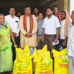 850 में बिक रहा था यूरिया, कृषि विभाग ने जब्त कर 266.50 रुपए में किसानों को बांटा…