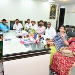 नगर निगम जोन 6 जोन अध्यक्ष बद्री प्रसाद गुप्ता, पार्षदों ने महापौर मीनल चौबे से मिलकर जोन 6 के वार्डो में बारिश पूर्व सफाई की लचर व्यवस्था को लेकर गहन असंतोष जोन की सफाई व्यवस्था को लेकर व्यक्त किया…