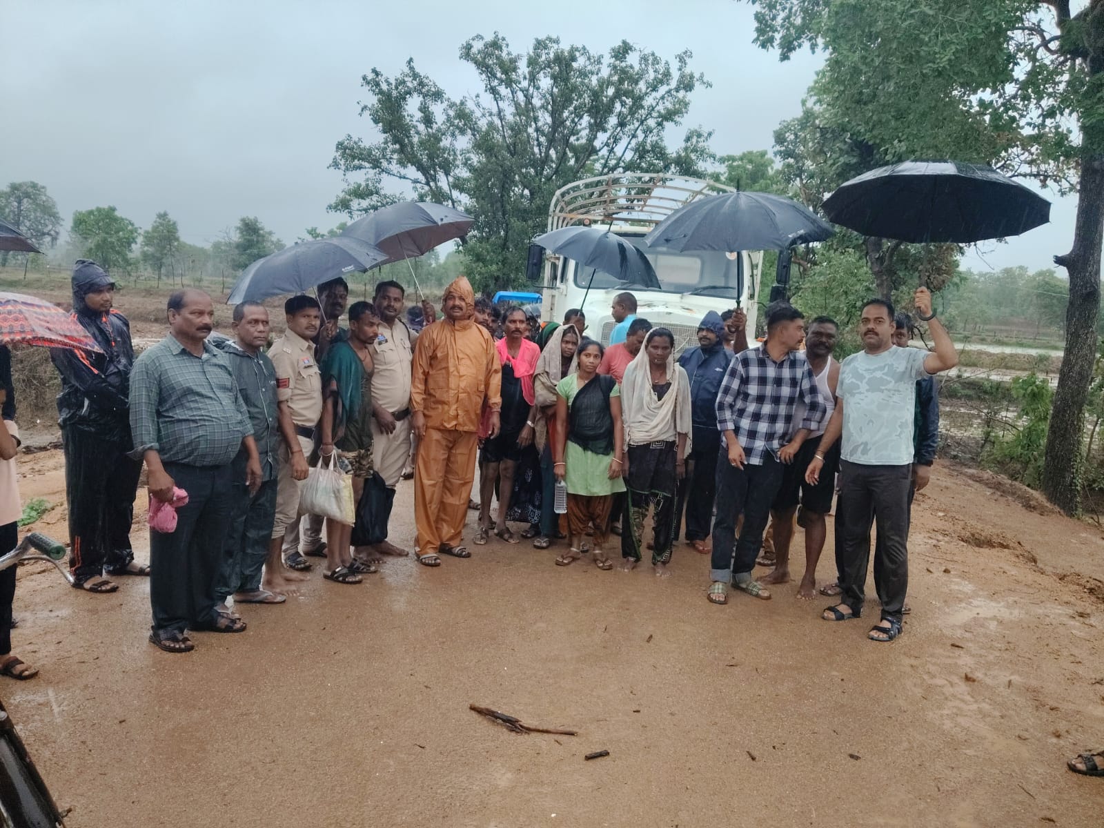 गरियाबंद पुलिस की तत्परता एवं सूझबूझ से ग्राम विजयपाल के 14 ग्रामीणों की बचाई गई जान ।
