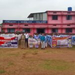यातायात नियमों की अनदेखी पर पुलिस की सख्ती गरियाबंद पुलिस ने स्कूली बच्चों को दी यातायात जागरूकता की समझाइश।