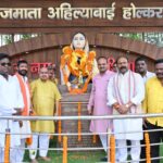 महान शिव भक्तिनी, कुशल प्रशासिका, लोकप्रिय समाज सुधारिका, देवी अहिल्या बाई होल्कर का 231वीं पुण्यतिथि पर रायपुर उत्तर विधायक पुरंदर मिश्रा, सभापति सूर्यकांत राठौड, छग राज्य श्रम कल्याण मण्डल उपाध्यक्ष किशोर महानन्द, एल्डरमैन राजू राघवानी,गणमान्यजनों, सामाजिक कार्यकर्ताओं, नवयुवकों, आमजनों ने किया सादर नमन...