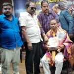 तेलुगु कल्याण समिति के अध्यक्ष अप्पाराव को तीर प्रान्त वाडबलिजा संघम विशाखापट्टनम द्वारा मंच पर स्थान प्रदान कराया गया…