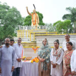 भारत गणराज्य के पूर्व प्रधानमंत्री भारत रत्न राजीव गाँधी का 82वीं जयन्ती पर राजीव गाँधी चौक प्रतिमा स्थल में किया पार्षद श्रीमती अर्जुमन ढेबर सहित गणमान्यजनों ने किया सादर नमन…