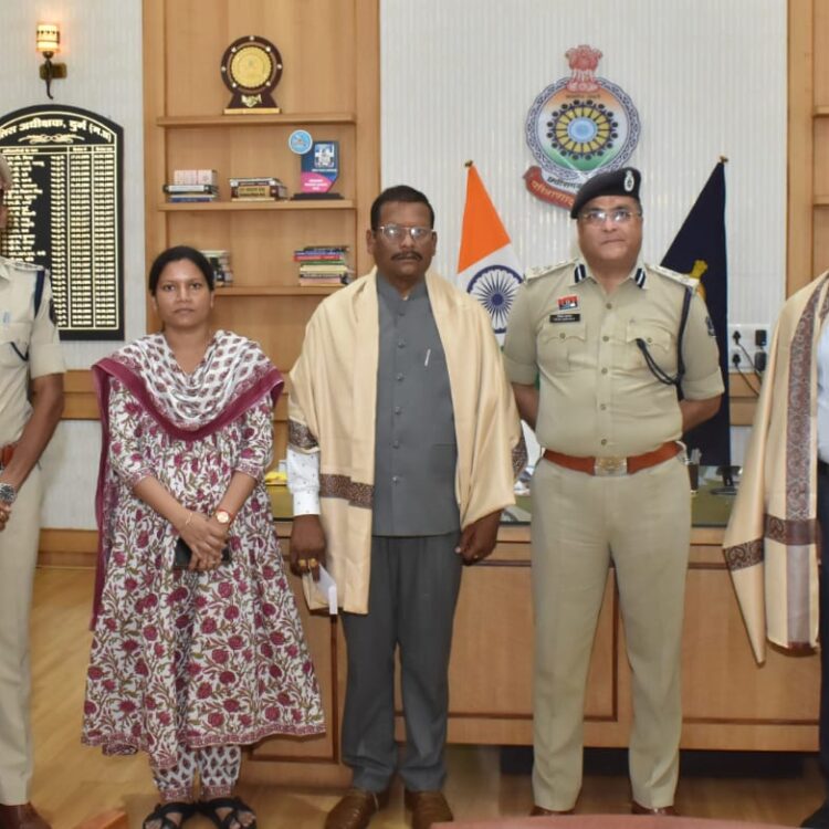 38-40 वर्ष की पुलिस सेवा पूर्ण कर 02 पुलिसकर्मी सेवानिवृत्त, दुर्ग पुलिस ने आयोजित किया सम्मान समारोह…