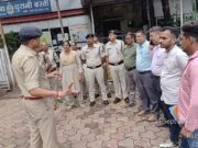 नगर निगम जोन 5 क्षेत्र में लाखेनगर चौक, पुरानी बस्ती थाना तक सडक पर श्रीगणेश पंडाल लगाये जाने पर वहां पहुंचकर श्री गणेश समिति पदाधिकारियों से चर्चा कर पुलिस कमिश्नरेट अधिकारियों और जोन 5 अधिकारियों ने उन्हें समझाईश दी एवं छत्तीसगढ़ शासन के निर्देशानुसार श्रीगणेश पंडाल की अनुमति लेने नियमो का पालन करने कहा…