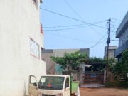 लबालब पानी के कारण फँसी नगर पालिका की कचरा गाड़ी घंटों की मशक्कत के बाद बाहर निकली।