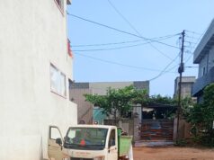 लबालब पानी के कारण फँसी नगर पालिका की कचरा गाड़ी घंटों की मशक्कत के बाद बाहर निकली।