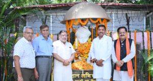 भारतरत्न महान अभियंता मोक्षगुंडम विश्वेश्वरैय्या का 166वीं जयन्ती पर रायपुर दक्षिण विधायक सुनील सोनी, सभापति सूर्यकान्त राठौड़, संस्कृति विभाग अध्यक्ष अमर गिदवानी सहित वरिष्ठ, कनिष्ठ अभियंताओं ने किया सादर नमन…