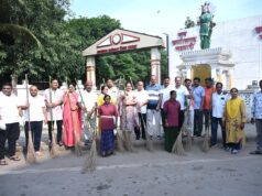 रायपुर उत्तर विधायक पुरंदर मिश्रा और महापौर मीनल चौबे ने सभापति सूर्यकांत राठौड, एमआईसी सदस्यों, जोन अध्यक्षो, आमजनों सहित छत्तीसगढ महतारी और भारत रत्न संविधान निर्माता डॉ. भीमराव अम्बेडकर की प्रतिमाओं एवं आस पास झाडू लगाकर सफाई श्रमदान कर जन-जन को दिया सकारात्मक स्वच्छता संदेश…