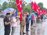 खराब मौसम और भारी बारिश में भी कर्मचारियों ने किया प्रदर्शन…