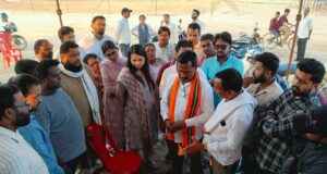 10 दिन की से भूख हड़ताल कर रहे अनिल को मामने पहुंचा प्रशासन, बेरंग लौटा …