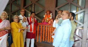 स्वतंत्रता संग्राम सेनानी स्वर्गीय श्री कमल नारायण शर्मा का जयन्ती पर सभापति सूर्यकान्त राठौड़ एवं संस्कृति विभाग अध्यक्ष अमर गिदवानी, गणमान्यजनों, सामाजिक कार्यकर्त्ताओं, महिलाओं, वरिष्ठ नागरिकों ने किया सादर नमन…
