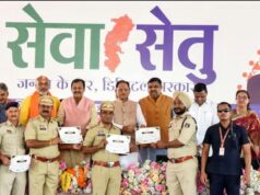 बाढ़ के दौरान दुर्ग पुलिस द्वारा किए गए राहत एवं बचाव कार्यों की माननीय मुख्यमंत्री जी द्वारा सराहना की गई तथा इस कार्य में योगदान देने वाले पुलिस अधिकारियों एवं कर्मचारियों को पुरस्कृत किया गया।