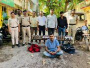 कलेक्टर गौरव सिंह सर के निर्देशन और उपायुक्त आबकारी प्रवीन वर्मा सर के मार्गदर्शन में झारखंड राज्य की 30.3 लीटर देशी शराब जप्त ,नरदहा चंद्रखुरी मार्ग में परिवहन करते एक झारखंड का आरोपी मोटरसाइकिल के साथ गिरफ्तार…