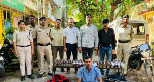 कलेक्टर गौरव सिंह सर के निर्देशन और उपायुक्त आबकारी प्रवीन वर्मा सर के मार्गदर्शन में झारखंड राज्य की 30.3 लीटर देशी शराब जप्त ,नरदहा चंद्रखुरी मार्ग में परिवहन करते एक झारखंड का आरोपी मोटरसाइकिल के साथ गिरफ्तार…