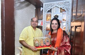 महापौर मीनल चौबे को जन्मदिन पर महापौर निवास पहुंचकर रायपुर पश्चिम विधायक राजेश मूणत, रायपुर दक्षिण विधायक सुनील सोनी, रायपुर उत्तर विधायक पुरंदर मिश्रा, रायपुर ग्रामीण विधायक मोतीलाल साहू ने बुके प्रदत्त कर दी हार्दिक शुभकामनायें, दिन भर महापौर निवास में महापौर मीनल चौबे को जन्मदिन की हार्दिक शुभकामनायें देने गणमान्यजनों,आमजनों का लगा रहा ताँता…