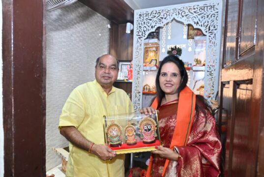 महापौर मीनल चौबे को जन्मदिन पर महापौर निवास पहुंचकर रायपुर पश्चिम विधायक राजेश मूणत, रायपुर दक्षिण विधायक सुनील सोनी, रायपुर उत्तर विधायक पुरंदर मिश्रा, रायपुर ग्रामीण विधायक मोतीलाल साहू ने बुके प्रदत्त कर दी हार्दिक शुभकामनायें, दिन भर महापौर निवास में महापौर मीनल चौबे को जन्मदिन की हार्दिक शुभकामनायें देने गणमान्यजनों,आमजनों का लगा रहा ताँता…