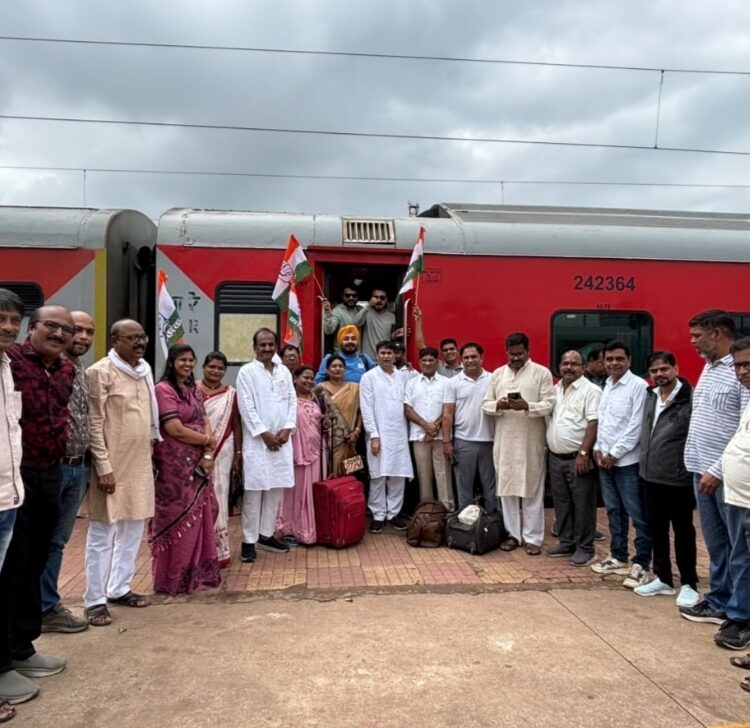 वोट बचाओ, देश बचाओ महारैली में शामिल होने बड़ी संख्या में दिल्ली कूच किये कांग्रेसी, सैकड़ों कार्यकर्ता रवाना; रेल, बस और कारों से पहुंचेगा काफिला…